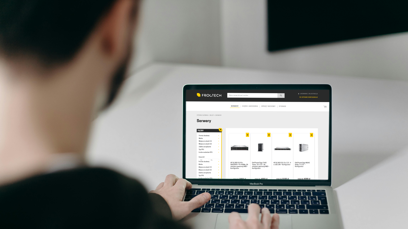 fragment platformy e-commerce z aktywnymi filtrami i dopasowanymi częściami serwerów