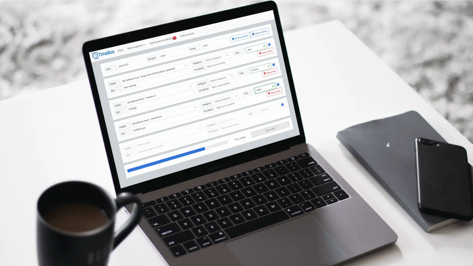 Laptop z uruchomioną aplikacją przedstawiającą różne zadania i czas na nie poświęcony