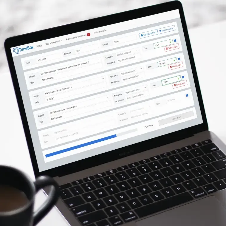 Laptop z uruchomioną aplikacją przedstawiającą różne zadania i czas na nie poświęcony