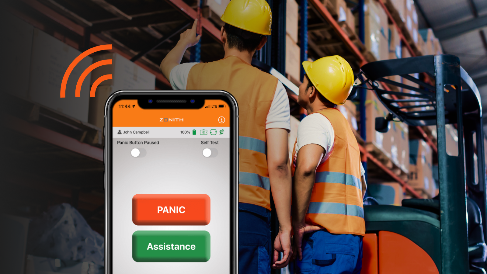 Aplikacja Staff Safety App na ekranie smartfona. Interfejs pokazuje dwa wyraźne przyciski: czerwony przycisk oznaczony jako "PANIC" i zielony przycisk oznaczony jako "Assistance." W tle częściowo widoczni są dwaj pracownicy budowlani w magazynie.