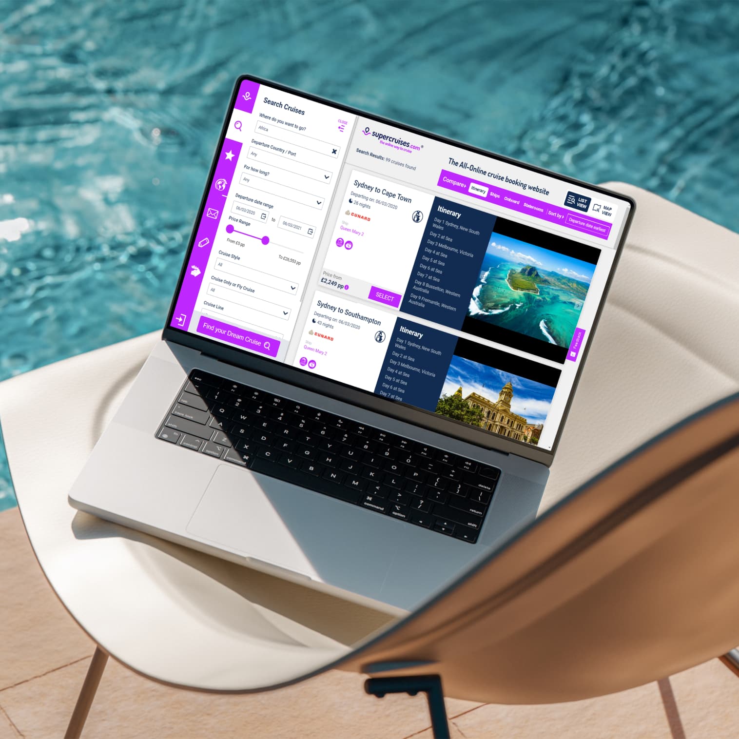 laptop na leżaku przy basenie z widokiem listy rezultatów wyszukiwania na platformie do rezerwacji podróży